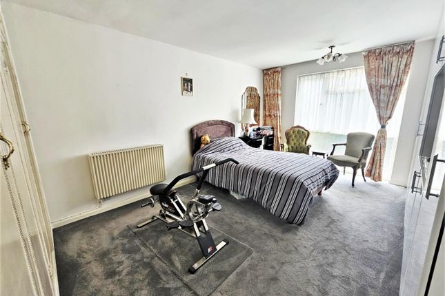 13 Windermere Hall, Stonegrove, Edgware photo 2