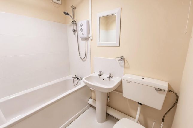 80, Streamside Close, London photo 4