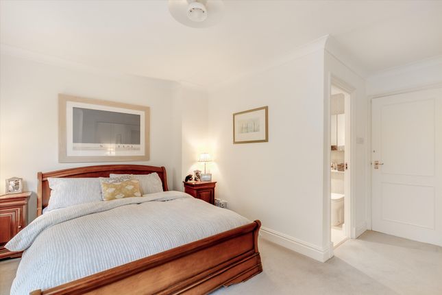Terraced house to rent in King George Square, Richmond