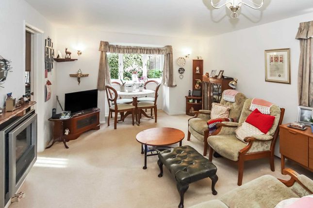 Flat to rent in Crown Rose Court, Tring