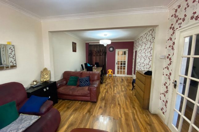 8, Ellison Garden, Southall, London photo 3