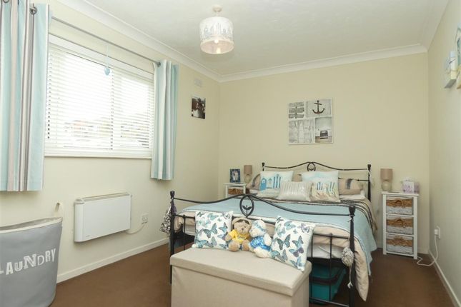 Flat to rent in Waltham Close, Cliftonville