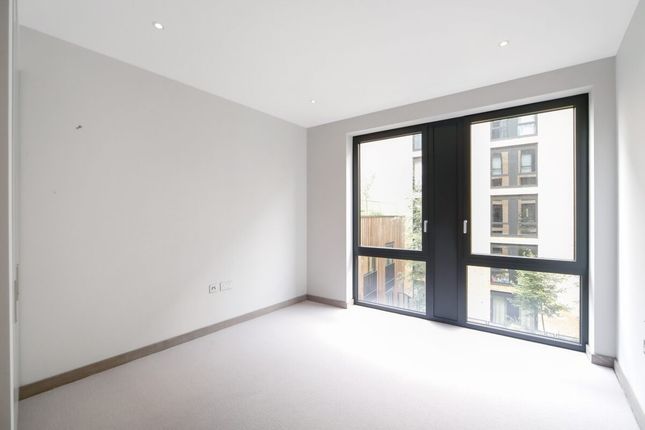 Flat to rent in Chivers Passage, London