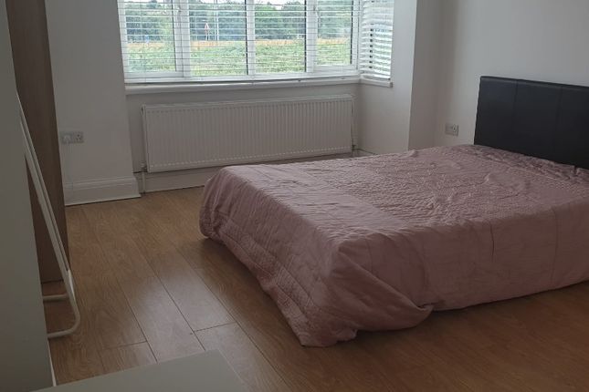 Room to rent in Hall Lane, Hendon, London