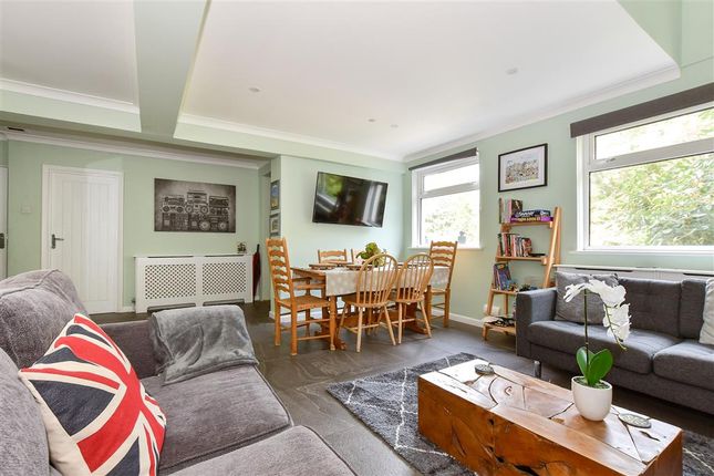 Lounge/ Dining Area