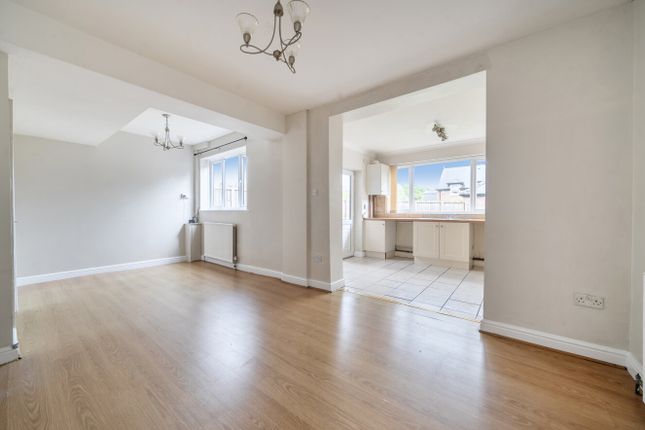 31, Park Lane, West Yorkshire photo 3
