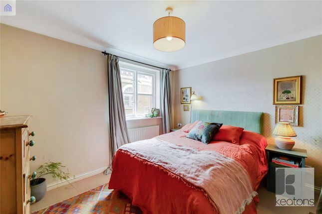 Flat to rent in Mile End Road, London