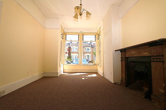 Flat to rent in Seymour Gardens, Ilford, Essex