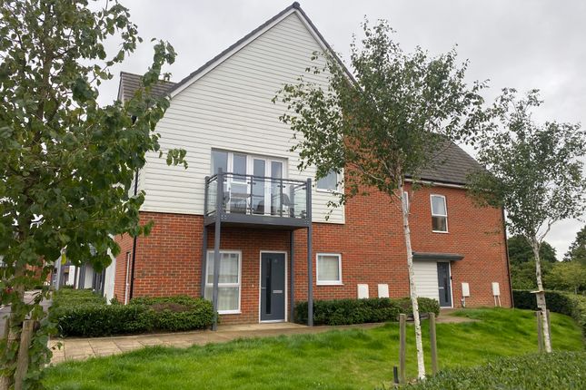 Thumbnail Flat to rent in Pondtail Avenue, Faygate, Horsham