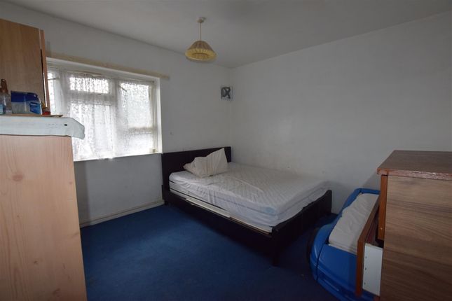 Flat for sale in Kings Court, Queens Road, London