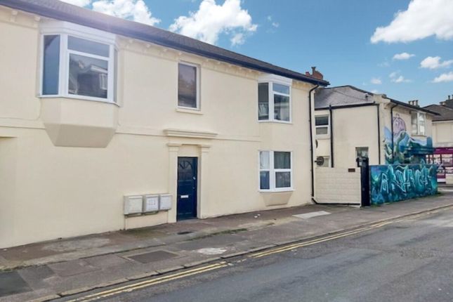 Flat to rent in Upper Lewes Road, Brighton BN2