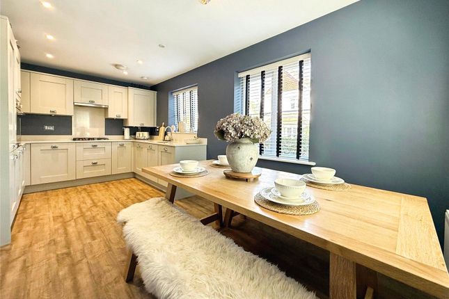 25, Dove Close, Berkshire photo 2