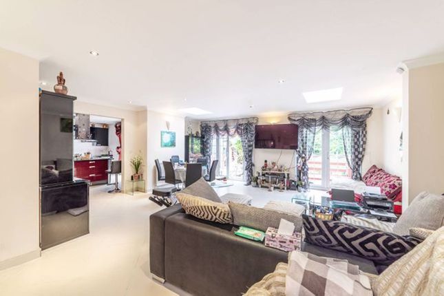 21, Tudor Close, London photo 3