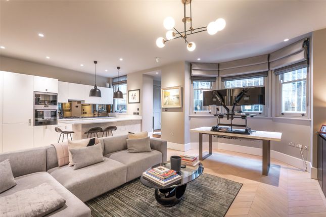 Flat for sale in Elm Park Gardens, Chelsea, London