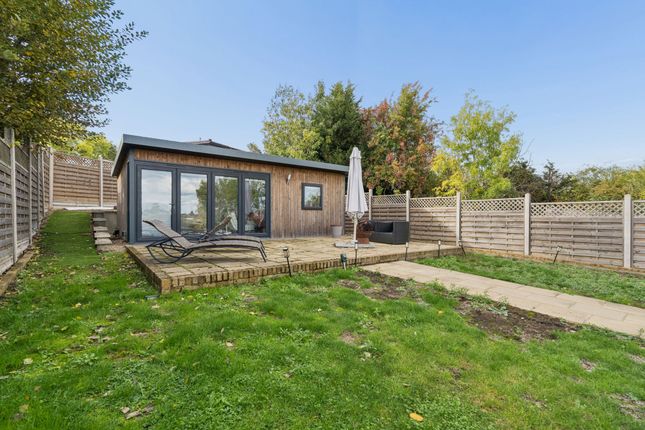 17 Kimble Crescent, Bushey photo 4