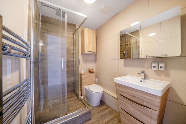 56 Friars Close, Ilford photo 3