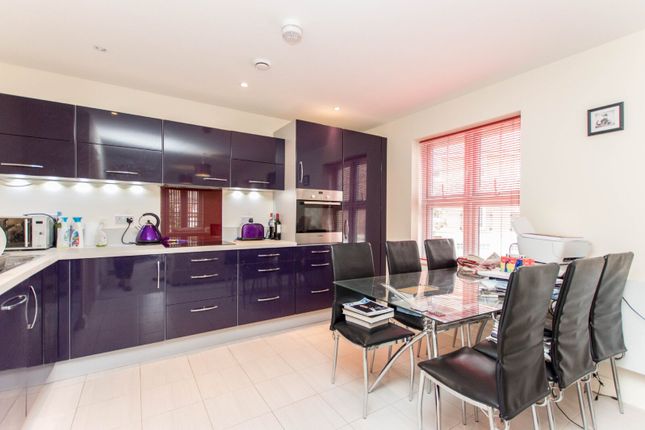 8 Heaton Court,, Colnhurst Road, Watford photo 2