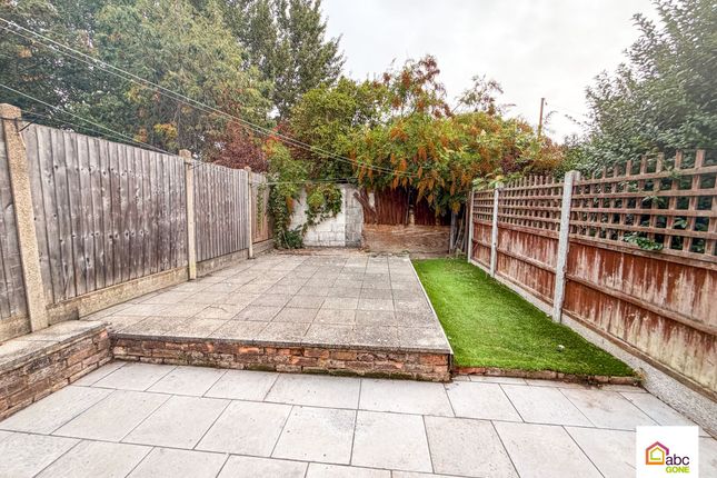 16 Aveley Road, Romford photo 3