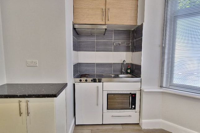 Flat 1, 92 Audley Road, London photo 3