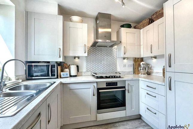 8, Cannings Close, Melksham photo 4