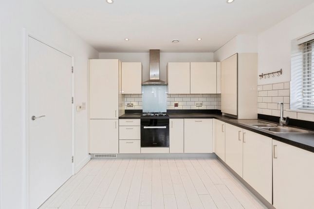 Flat 8, Runcie Court,, New Mossford Way, Ilford photo 4