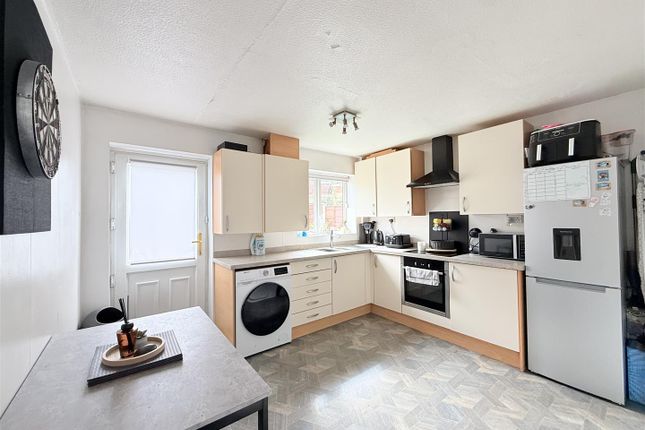11 Pennine Court, Brushes Road, Stalybridge photo 4