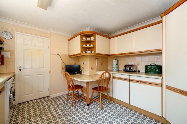 18, Lincoln Rise, Cowplain photo 4