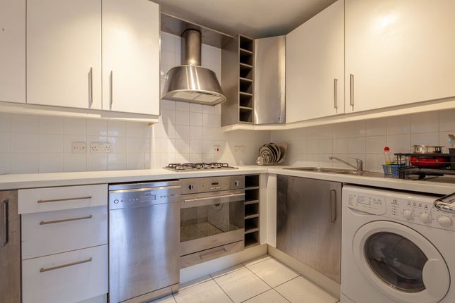 Flat for sale in Canton Street, London