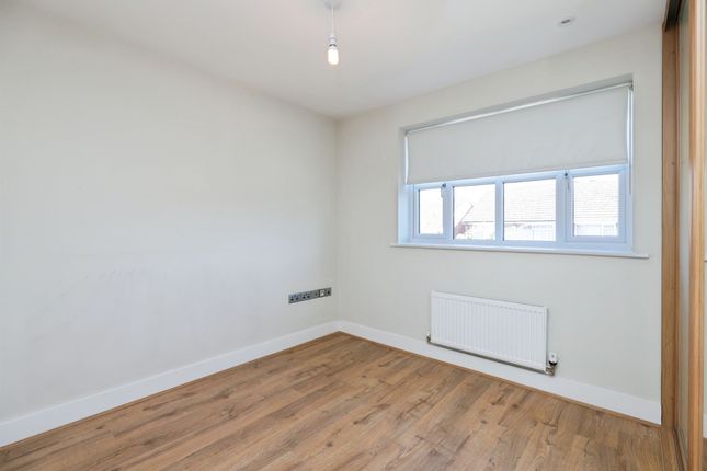 3, Trident Road, Watford photo 4