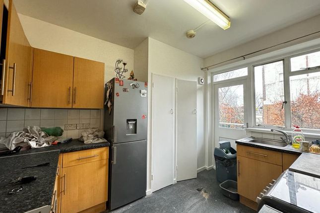 Flat to rent in Bromley Road, London