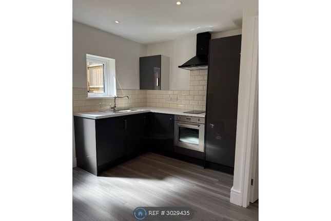 Studio flat on Garden Flat, Vectis House Avenue Road, Freshwater, £650/mo