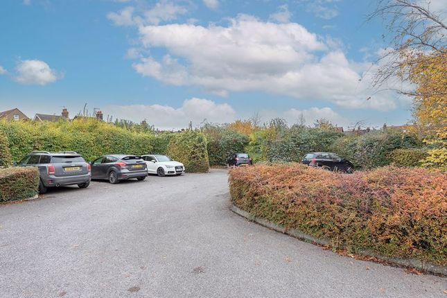 Flat for sale in Carman Court, Tring