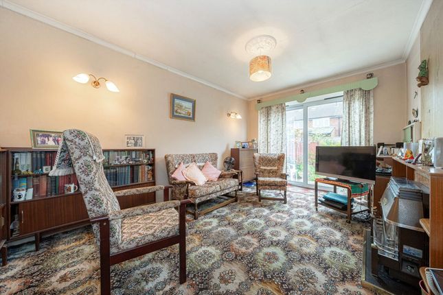 2, Haslemere Close, Hampton photo 2