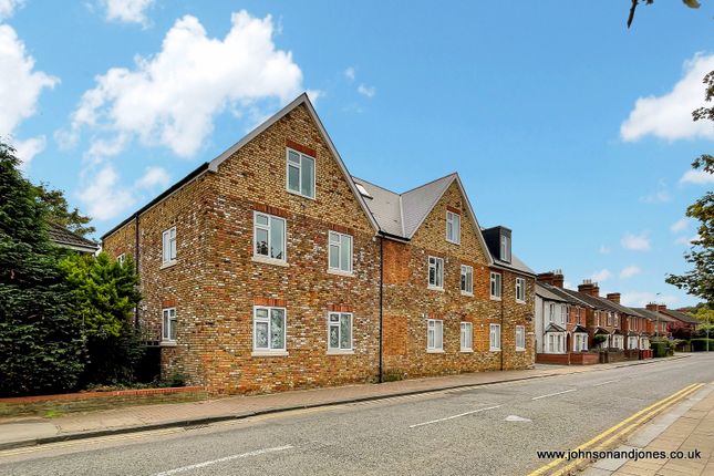 Thumbnail Flat to rent in Guildford Road, Chertsey