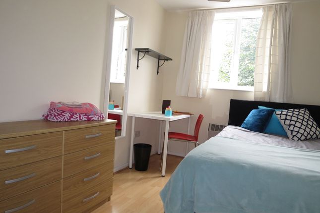 Bright, Tidy Bedroom With A Comfortable Double Bed...