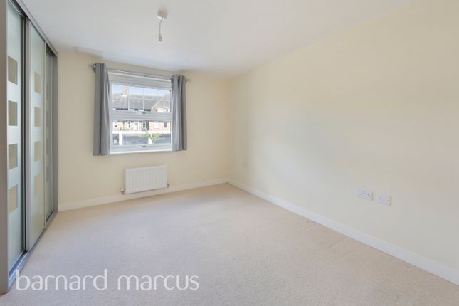 Flat to rent in Green Lane, Morden