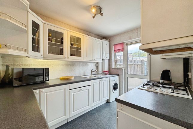 76 Kenilworth Road, Edgware photo 3