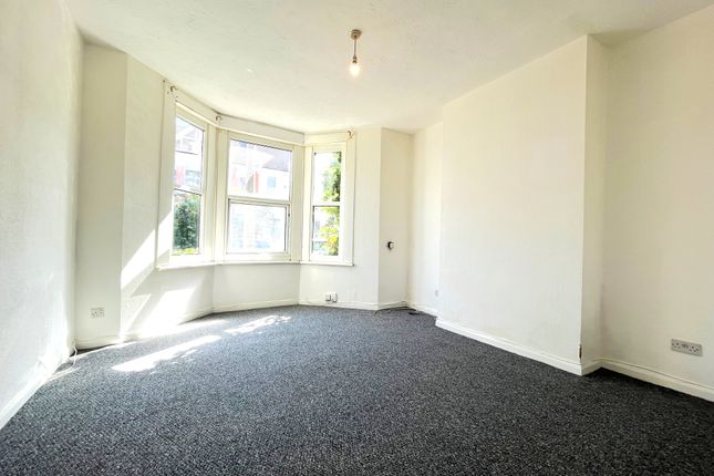 27, Hainault Avenue, Westcliff-on-Sea photo 2