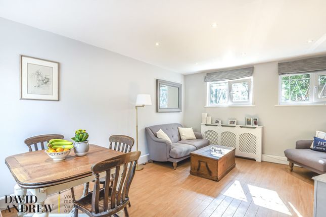 3 Coach House Lane, London photo 2