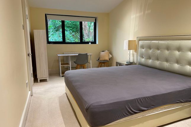 1 Derwent Avenue, London photo 3