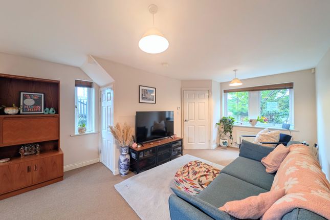 14, Highfield Court, West Yorkshire photo 2