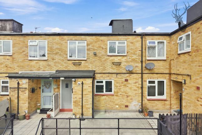 2-bed house on 2 Lion Court Hemnall Street, Epping, £1,600/mo