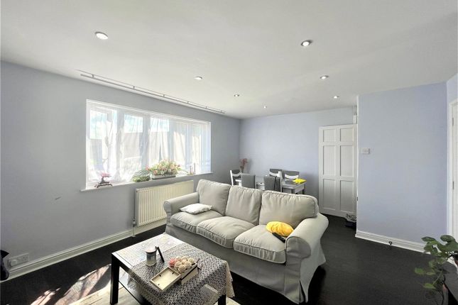 4, Buttercup Square, Staines-Upon-Thames photo 2