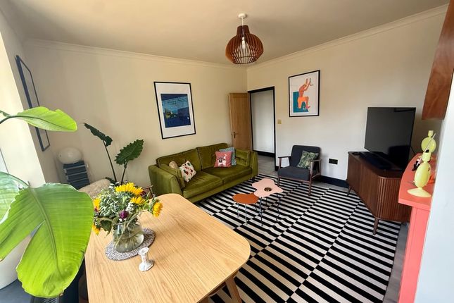 Flat 33, Birch House, Tulse Hill, London photo 2