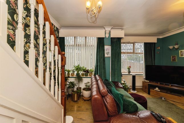 34, Raymond Drive, Bradford photo 3
