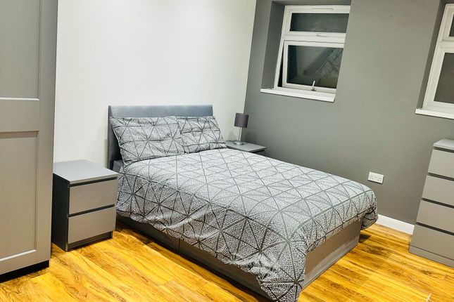 Thumbnail Flat to rent in Oaklands Park Avenue, Ilford
