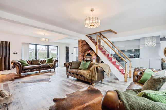 2, Platt Hill Avenue, Greater Manchester photo 3