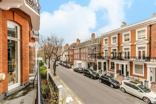 Flat to rent in Drayton Gardens, South Kensington, London