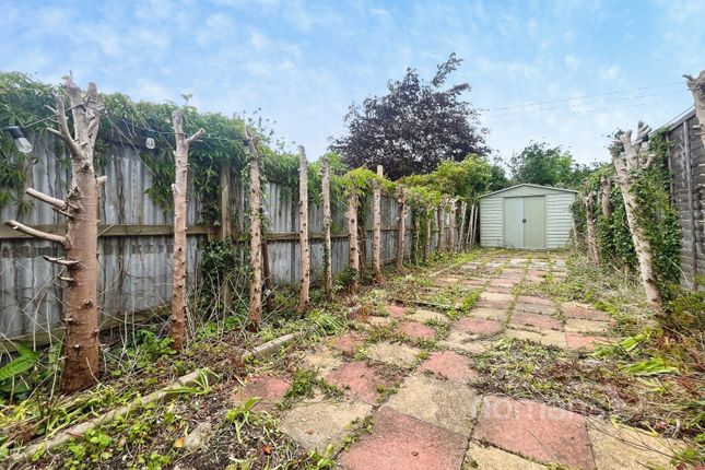 129, Badshot Lea Road, Farnham photo 3