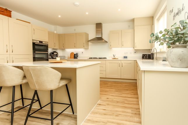 43, Cydonia Way, Wellingborough photo 2